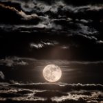 Luna llena entre nubes